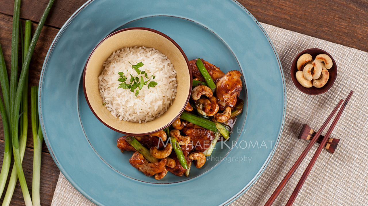Asiatisches Gericht mit Cashewkernen